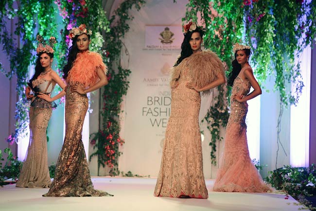 इंडिया ब्राइडल वीकः रैंप पर उतरे नेहा धूपिया और अनिल कपूर