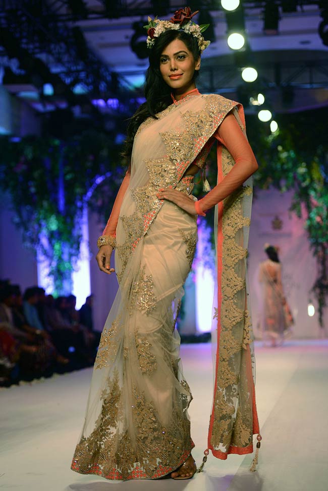 इंडिया ब्राइडल वीकः रैंप पर उतरे नेहा धूपिया और अनिल कपूर