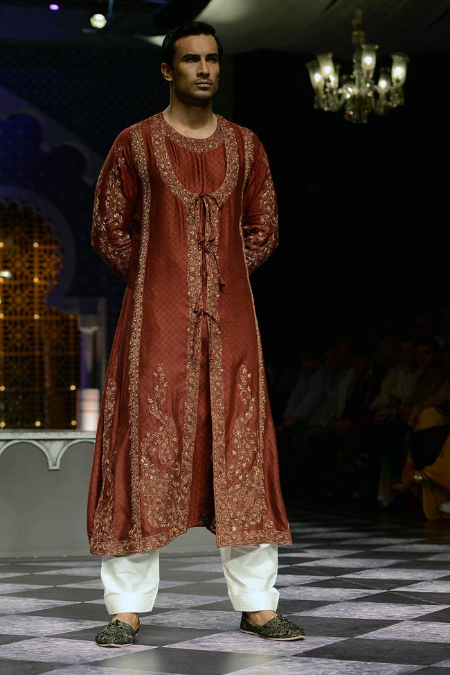 इंडिया ब्राइडल वीकः रैंप पर उतरे नेहा धूपिया और अनिल कपूर