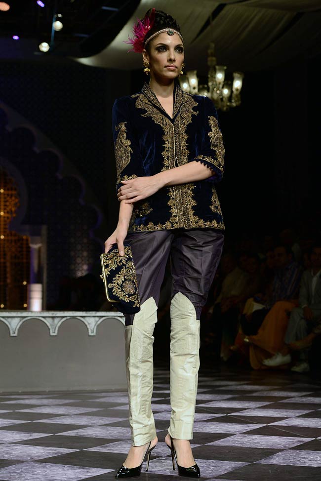 इंडिया ब्राइडल वीकः रैंप पर उतरे नेहा धूपिया और अनिल कपूर