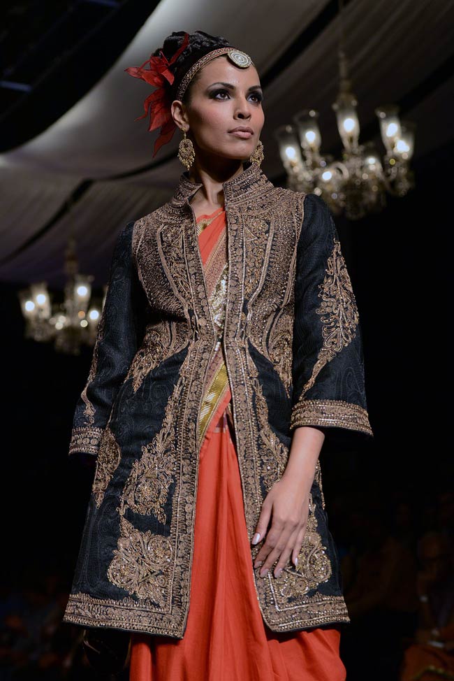 इंडिया ब्राइडल वीकः रैंप पर उतरे नेहा धूपिया और अनिल कपूर