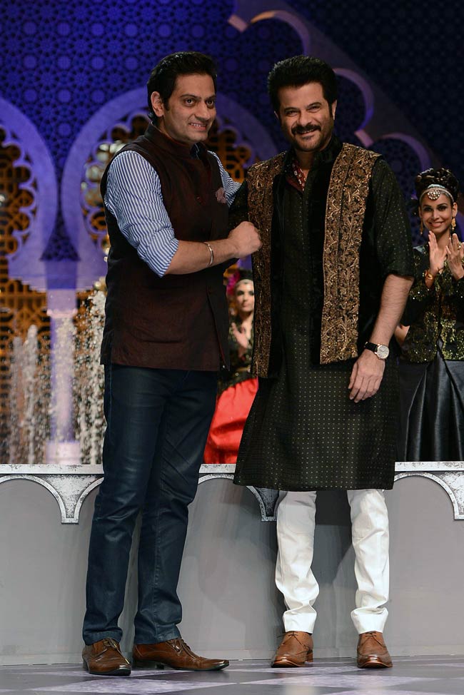 इंडिया ब्राइडल वीकः रैंप पर उतरे नेहा धूपिया और अनिल कपूर