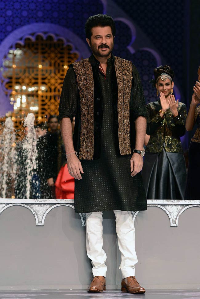 इंडिया ब्राइडल वीकः रैंप पर उतरे नेहा धूपिया और अनिल कपूर