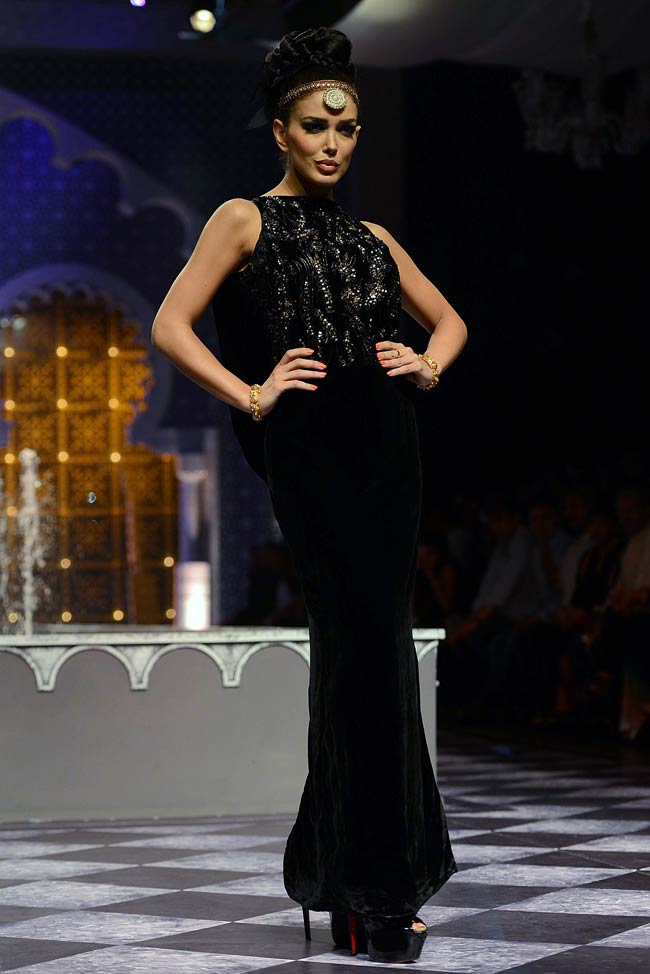 इंडिया ब्राइडल वीकः रैंप पर उतरे नेहा धूपिया और अनिल कपूर