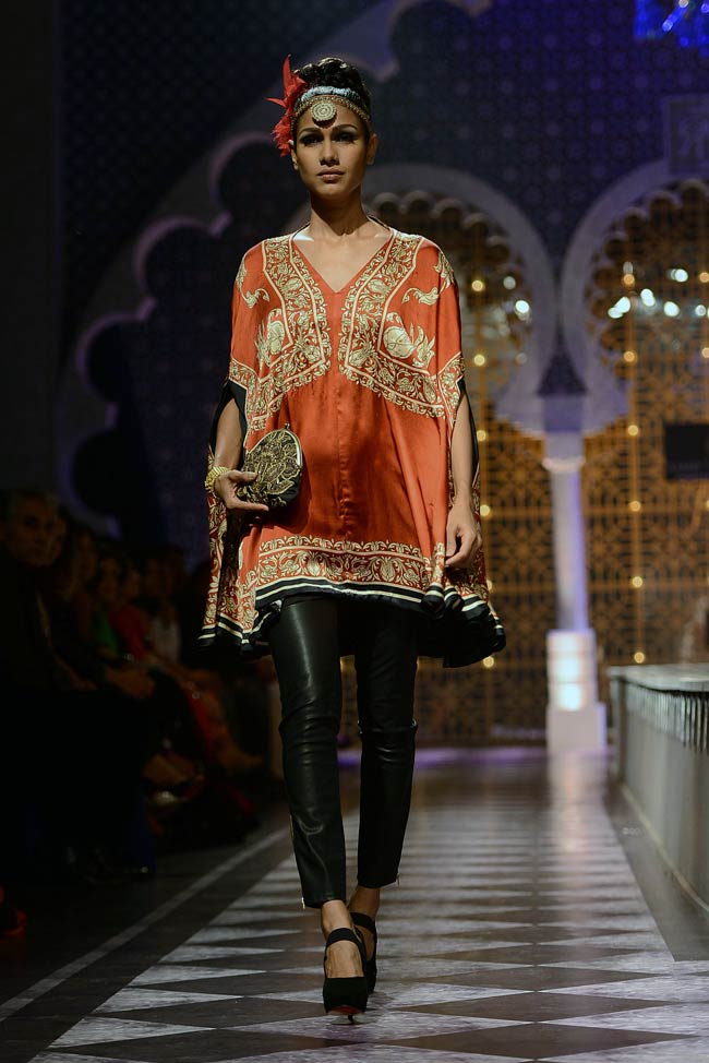 इंडिया ब्राइडल वीकः रैंप पर उतरे नेहा धूपिया और अनिल कपूर