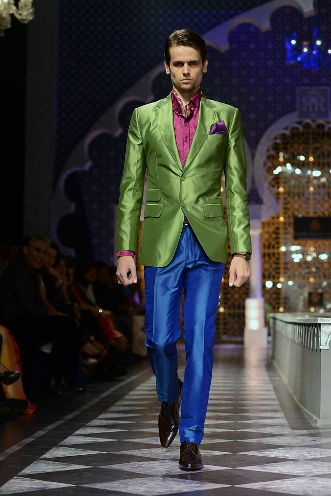 इंडिया ब्राइडल वीकः रैंप पर उतरे नेहा धूपिया और अनिल कपूर