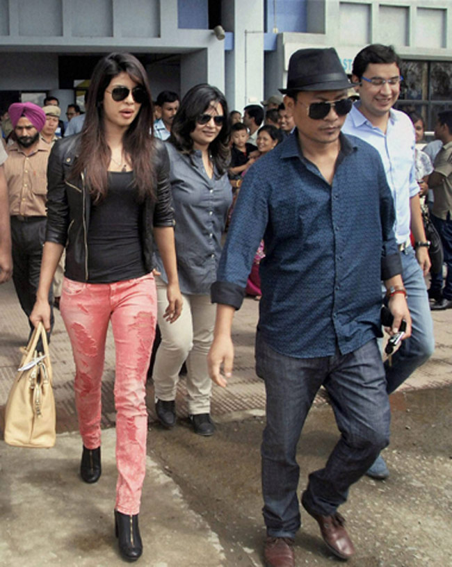 इम्फाल में मेरीकॉम से मिलने पहुंची प्रियंका चोपड़ा...