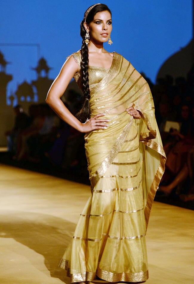 इंडिया ब्राइडल वीकः सोनम कपूर और नर्गिस फाखरी ने बिखेरे जलवे