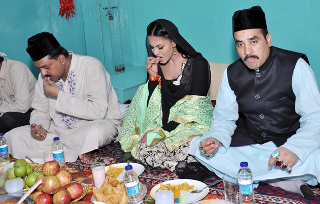 इबादत करने निजामुद्दीन दरगाह पहुंची वीना मलिक   | विवादित फोटो