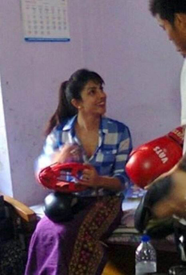 इम्फाल में मेरीकॉम से मिलने पहुंची प्रियंका चोपड़ा...