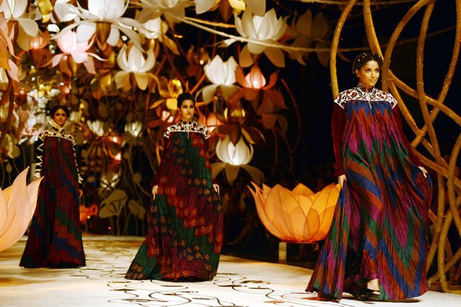 इंडिया ब्राइडल वीकः सोनम कपूर और नर्गिस फाखरी ने बिखेरे जलवे