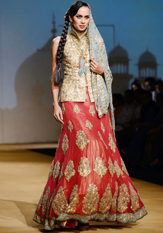 इंडिया ब्राइडल वीकः सोनम कपूर और नर्गिस फाखरी ने बिखेरे जलवे