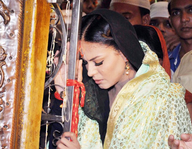 इबादत करने निजामुद्दीन दरगाह पहुंची वीना मलिक   | विवादित फोटो