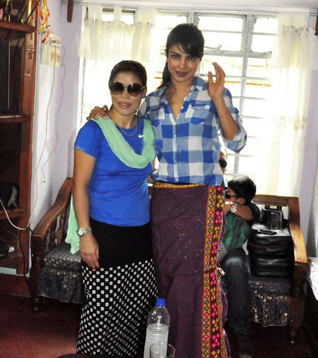 इम्फाल में मेरीकॉम से मिलने पहुंची प्रियंका चोपड़ा...