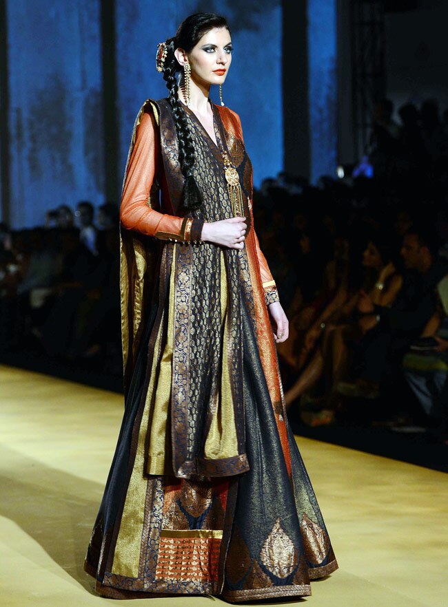 इंडिया ब्राइडल वीकः सोनम कपूर और नर्गिस फाखरी ने बिखेरे जलवे