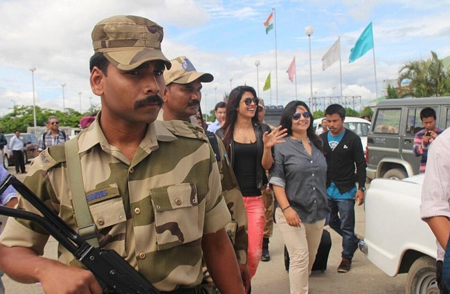 इम्फाल में मेरीकॉम से मिलने पहुंची प्रियंका चोपड़ा...