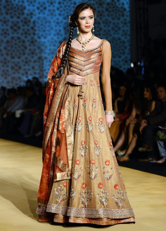 इंडिया ब्राइडल वीकः सोनम कपूर और नर्गिस फाखरी ने बिखेरे जलवे