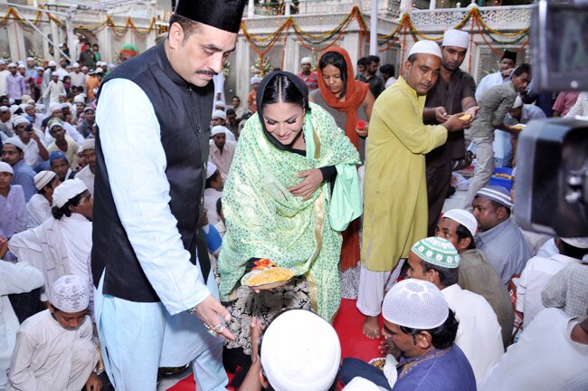 इबादत करने निजामुद्दीन दरगाह पहुंची वीना मलिक   | विवादित फोटो