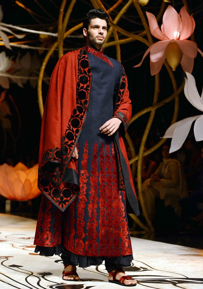 इंडिया ब्राइडल वीकः सोनम कपूर और नर्गिस फाखरी ने बिखेरे जलवे