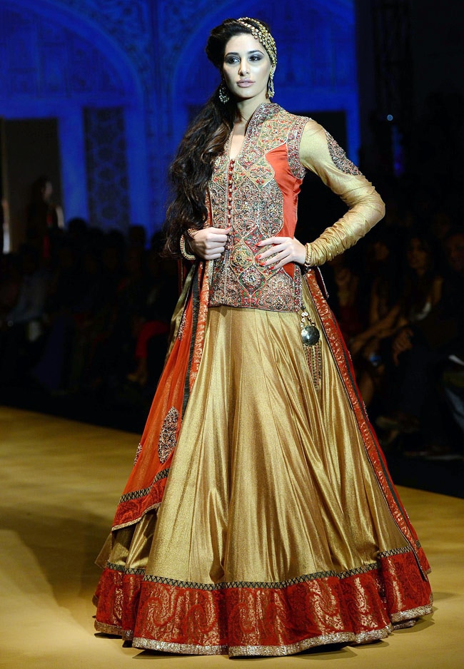 इंडिया ब्राइडल वीकः सोनम कपूर और नर्गिस फाखरी ने बिखेरे जलवे