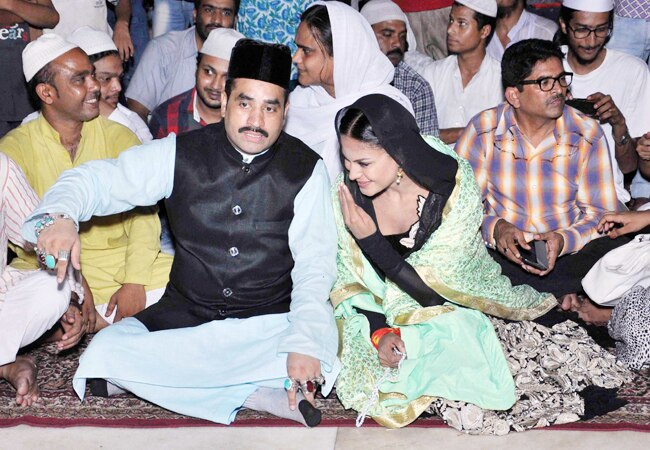 इबादत करने निजामुद्दीन दरगाह पहुंची वीना मलिक   | विवादित फोटो