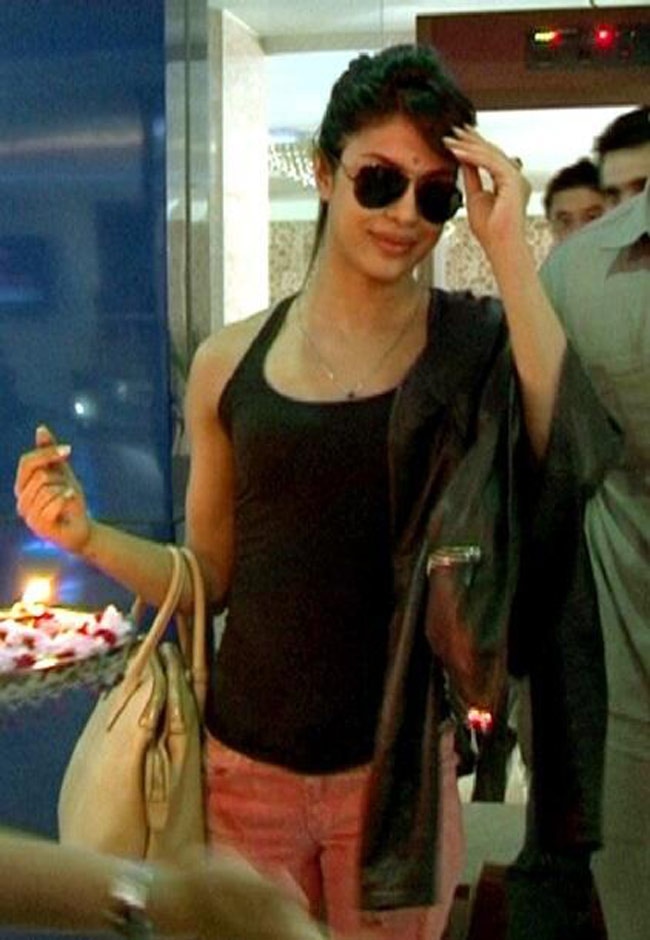 इम्फाल में मेरीकॉम से मिलने पहुंची प्रियंका चोपड़ा...