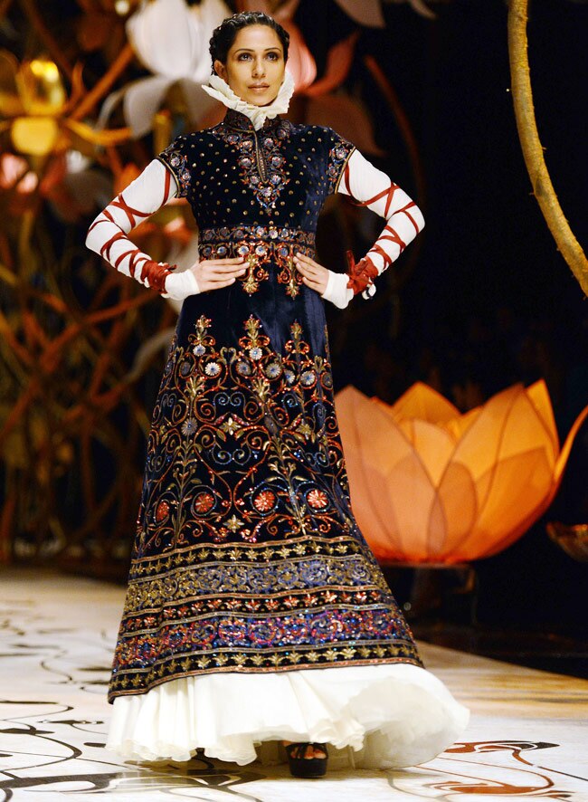 इंडिया ब्राइडल वीकः सोनम कपूर और नर्गिस फाखरी ने बिखेरे जलवे