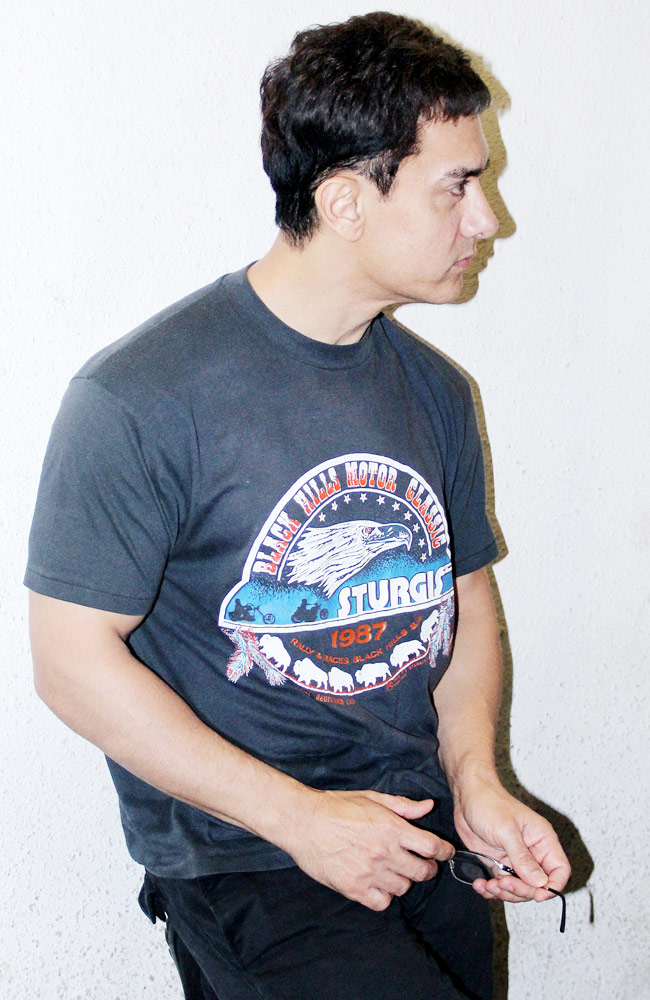 फिल्‍म 'पीके' की डबिंग कर रहे आमिर हुए कैमरे में कैद