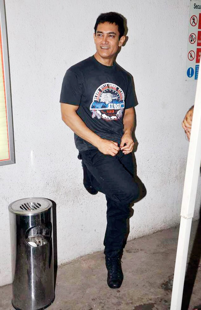 फिल्‍म 'पीके' की डबिंग कर रहे आमिर हुए कैमरे में कैद