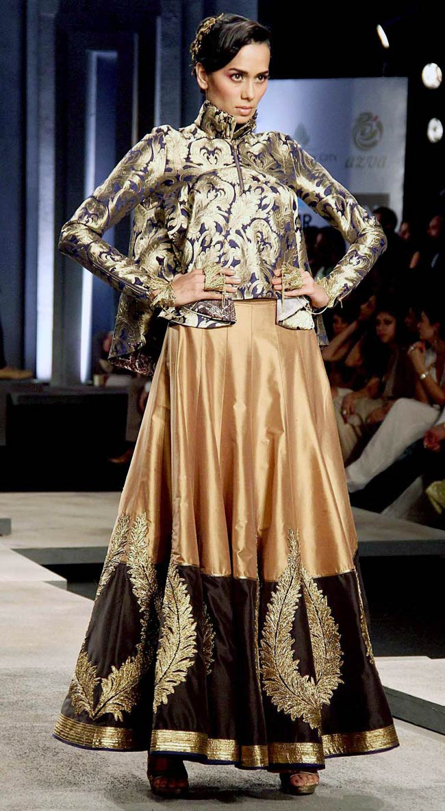 ब्राइडल फैशन वीक में राजकुमारी बन रैंप पर उतरी कंगना