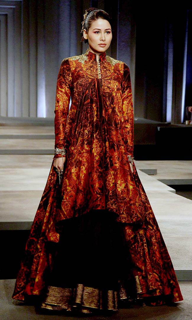 ब्राइडल फैशन वीक में राजकुमारी बन रैंप पर उतरी कंगना