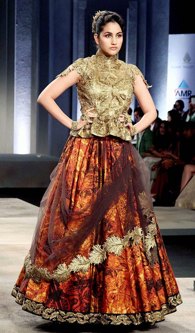 ब्राइडल फैशन वीक में राजकुमारी बन रैंप पर उतरी कंगना