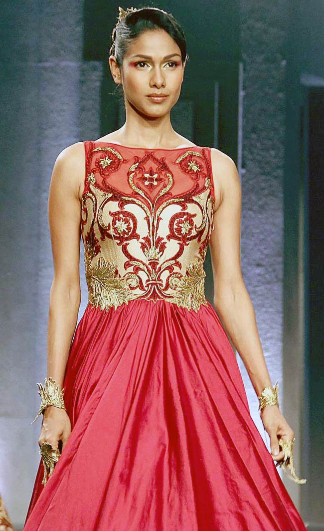 ब्राइडल फैशन वीक में राजकुमारी बन रैंप पर उतरी कंगना