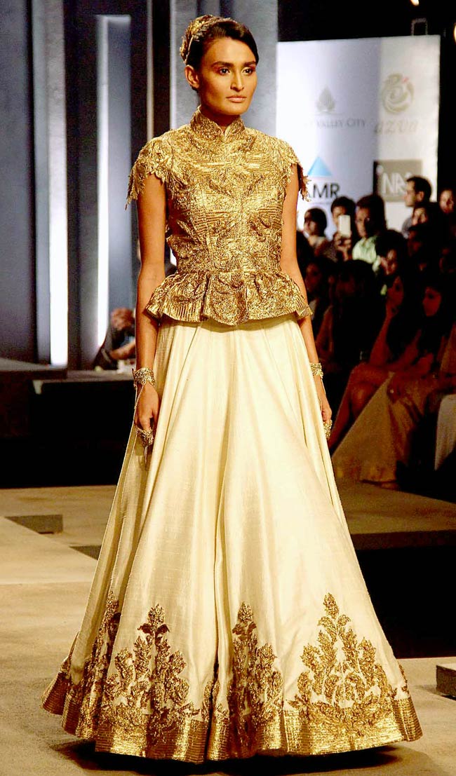 ब्राइडल फैशन वीक में राजकुमारी बन रैंप पर उतरी कंगना