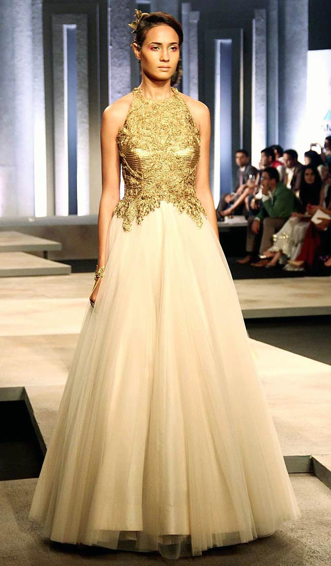 ब्राइडल फैशन वीक में राजकुमारी बन रैंप पर उतरी कंगना