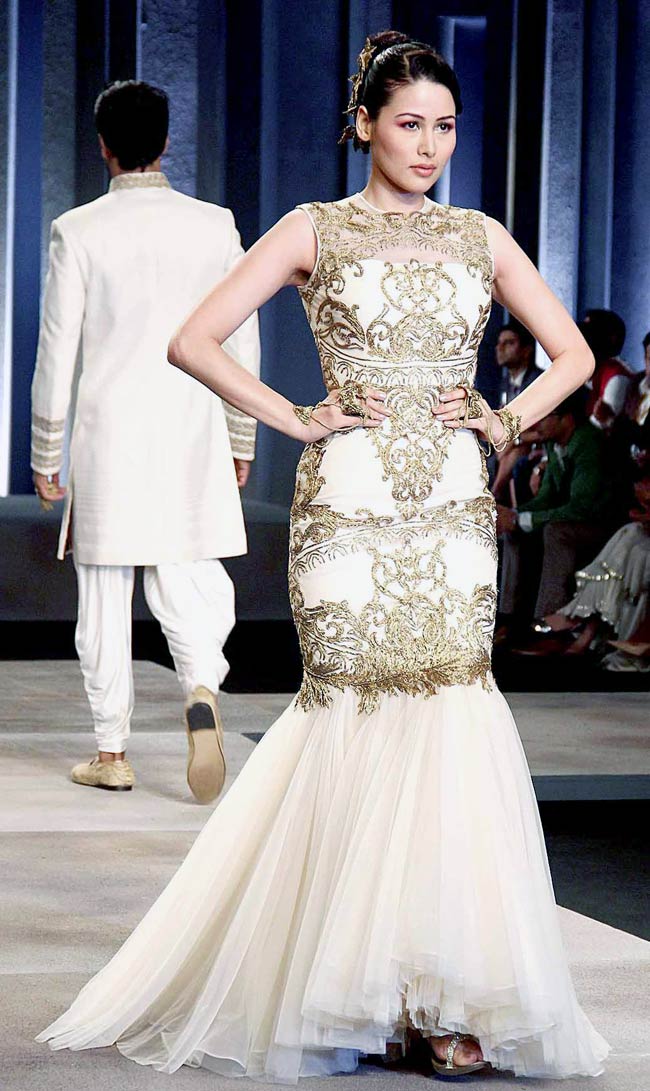 ब्राइडल फैशन वीक में राजकुमारी बन रैंप पर उतरी कंगना