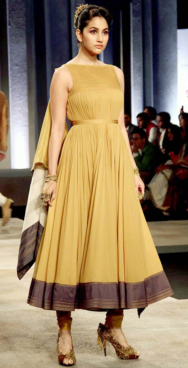 ब्राइडल फैशन वीक में राजकुमारी बन रैंप पर उतरी कंगना