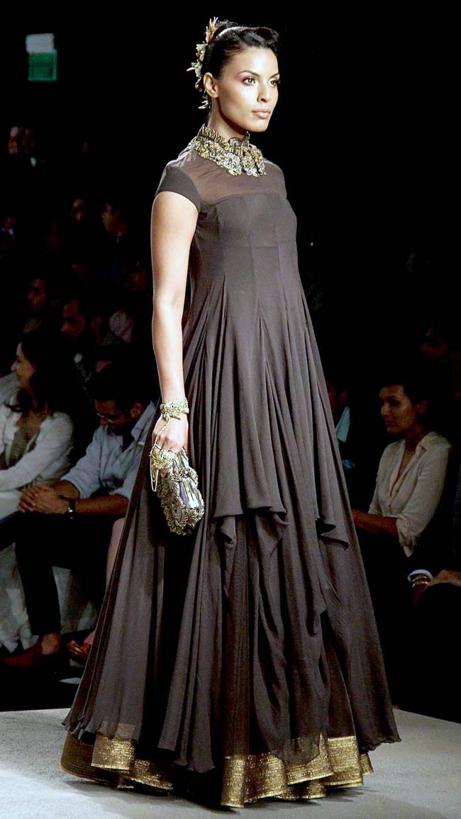 ब्राइडल फैशन वीक में राजकुमारी बन रैंप पर उतरी कंगना
