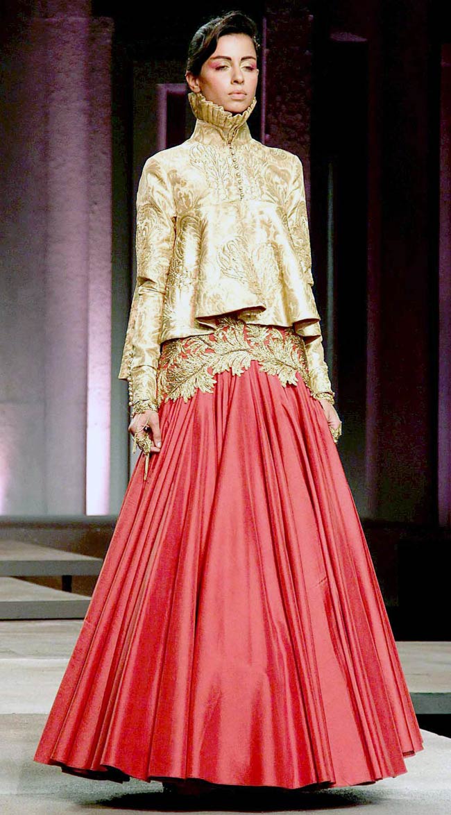 ब्राइडल फैशन वीक में राजकुमारी बन रैंप पर उतरी कंगना