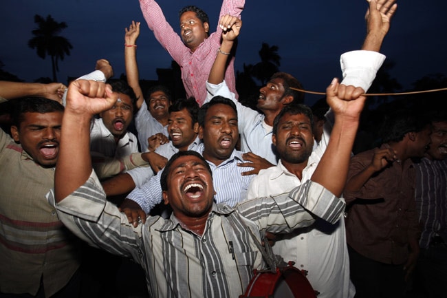 तेलंगाना की घोषणा के साथ ही बंटी मिठाई, जश्‍न का माहौल