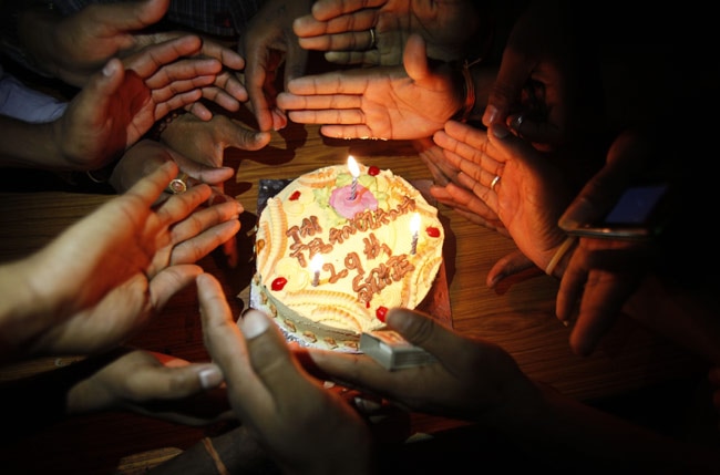 तेलंगाना की घोषणा के साथ ही बंटी मिठाई, जश्‍न का माहौल