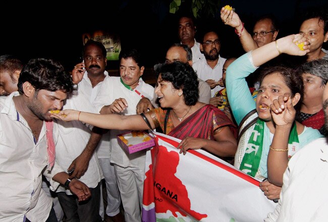 तेलंगाना की घोषणा के साथ ही बंटी मिठाई, जश्‍न का माहौल