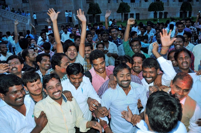 तेलंगाना की घोषणा के साथ ही बंटी मिठाई, जश्‍न का माहौल