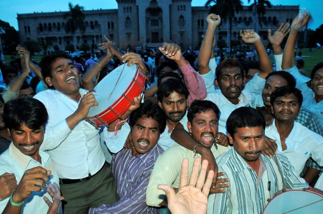 तेलंगाना की घोषणा के साथ ही बंटी मिठाई, जश्‍न का माहौल