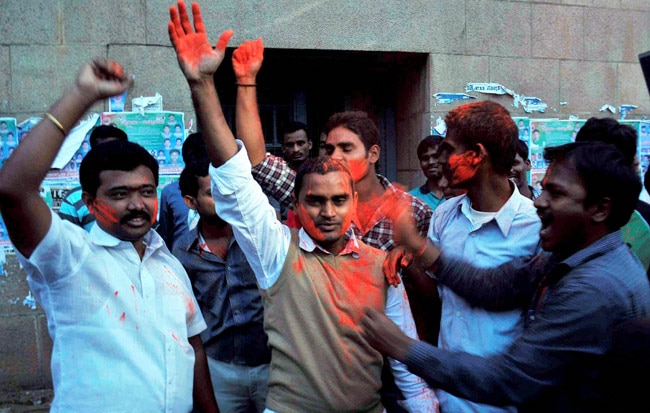 तेलंगाना की घोषणा के साथ ही बंटी मिठाई, जश्‍न का माहौल