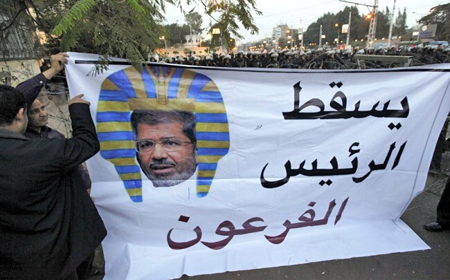 मिस्र में आंदोलन, कुर्सी न छोड़ने की जिद पर अड़े राष्ट्रपति मोहम्मद मोर्सी