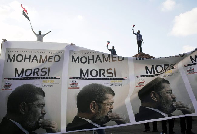 मिस्र में आंदोलन, कुर्सी न छोड़ने की जिद पर अड़े राष्ट्रपति मोहम्मद मोर्सी