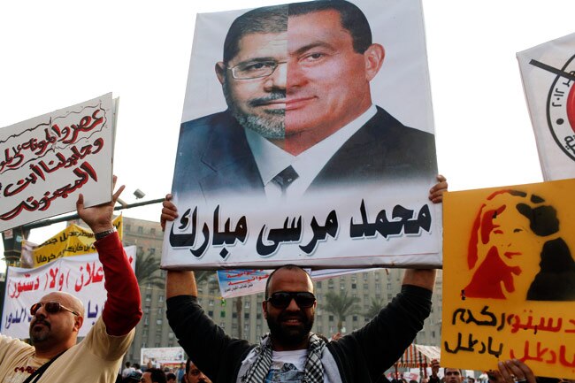 मिस्र में आंदोलन, कुर्सी न छोड़ने की जिद पर अड़े राष्ट्रपति मोहम्मद मोर्सी