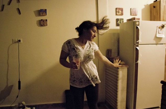 बंद दरवाजों के अंदर ईरानी लड़कियों की अनदेखी तस्‍वीरें