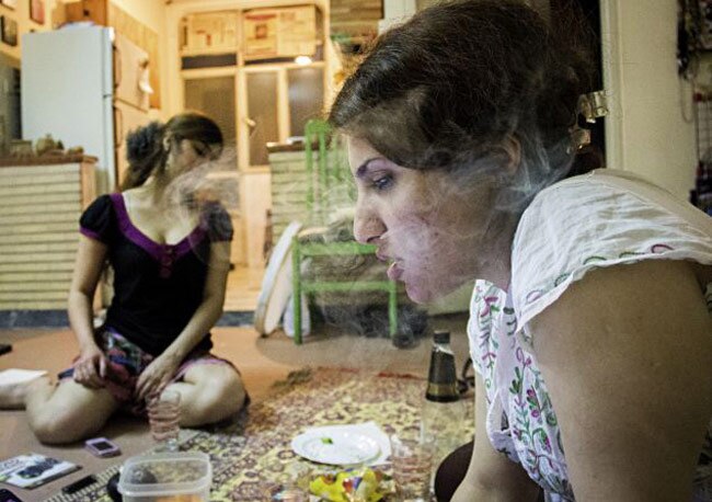 बंद दरवाजों के अंदर ईरानी लड़कियों की अनदेखी तस्‍वीरें